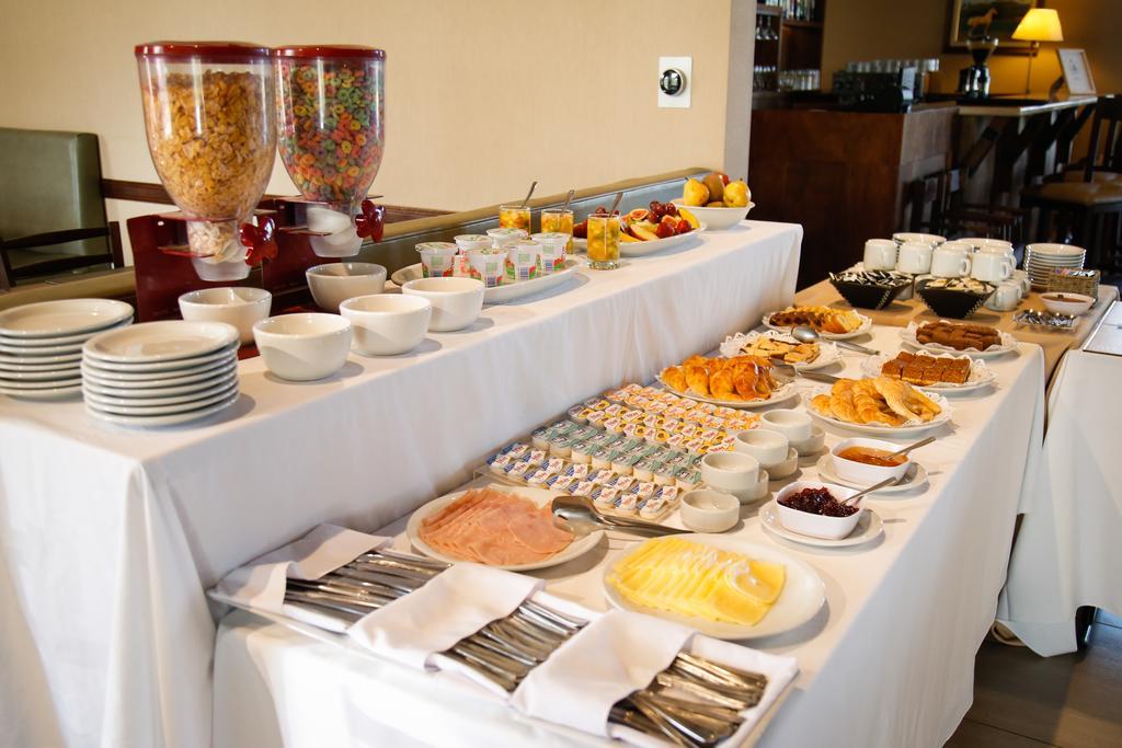 Hotel Howard Johnson Trenque Lauquen Zewnętrze zdjęcie